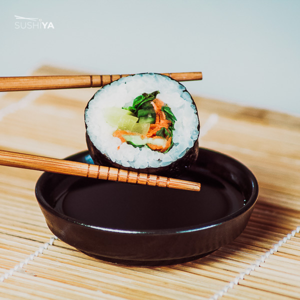 Na obrázku sa medzi dvoma paličkami na jedenie nachádza Futomaku. Futomaki je typ sushi veľmi podobný klasickému, ale je tvorený z celého plátku Nori. 