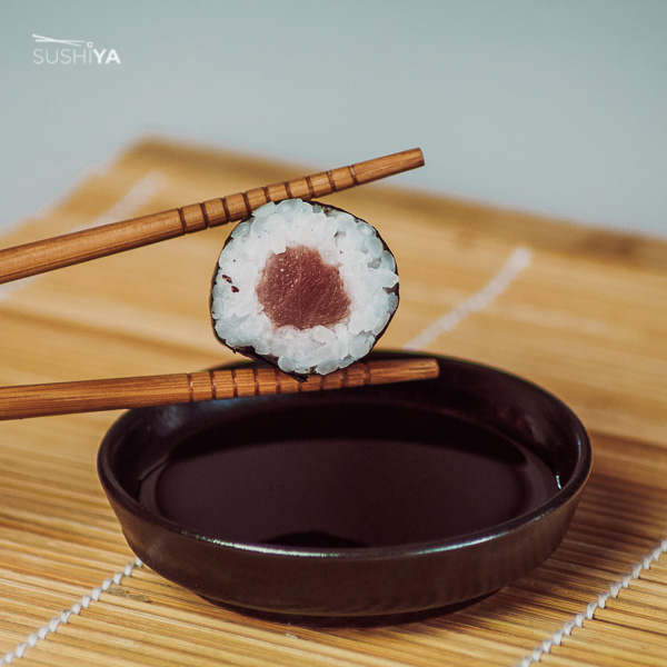 Na obrázku sa medzi dvoma paličkami na jedenie nachádza Maki. Maki je typ sushi. 