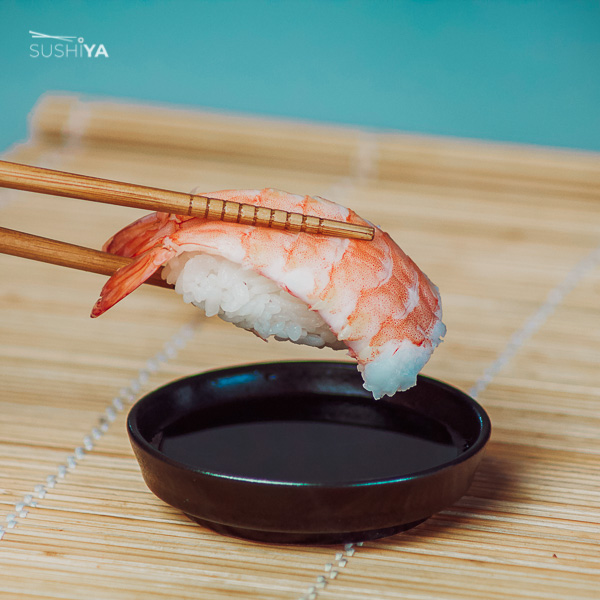 Na obrázku sa medzi dvoma paličkami na jedenie nachádza Nigiri. Maki je typ sushi vo forme ryžového valčeka. 