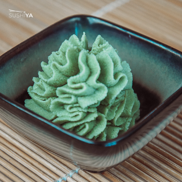 Na obrázku sa nachádza Wasabi. Wasabi je zelená výrazne ostrá pasta 