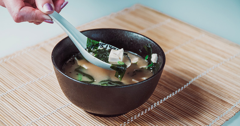 Na obrázku sa nachádza Miso polievka v klasickom servírovaní v miske.